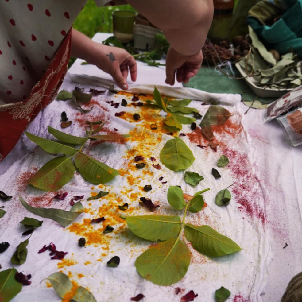 +Experience GIFT: Herbal dyes workshop și yoga în natură